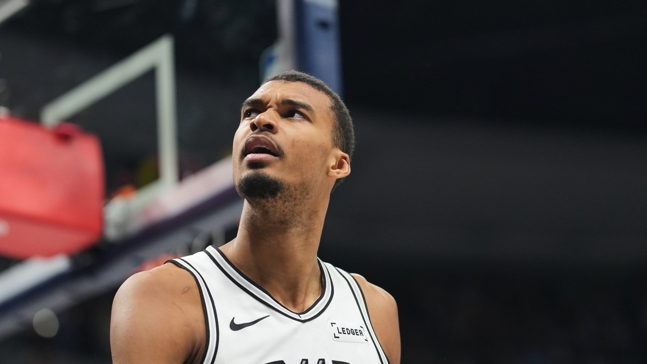 Popovich encourages Spurs as Wembanyama, youthful roster make playoff debuts against Trail Blazers