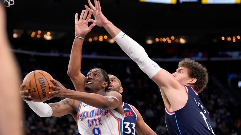 Oklahoma City Thunder guard Jalen Williams, left, shoots as Los...