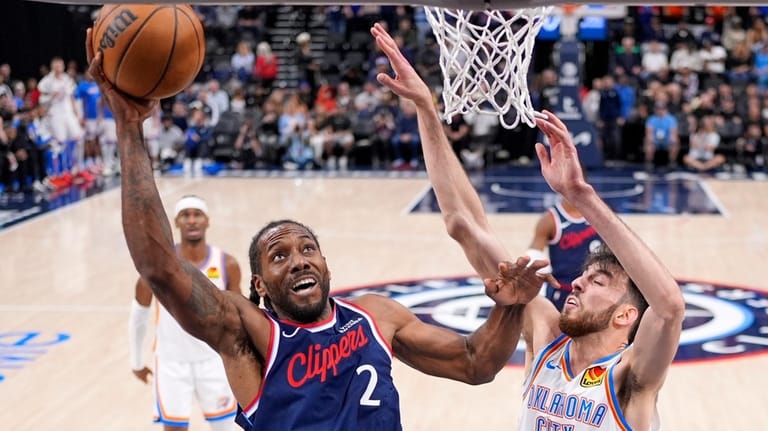 Los Angeles Clippers forward Kawhi Leonard, left, shoots as Oklahoma...