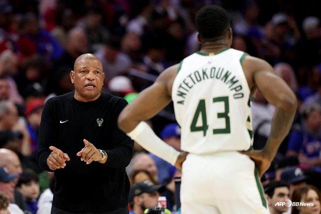 Coach Doc Rivers (left) giving tactical instructions to Giannis. /AFPBBNews=NEWS1