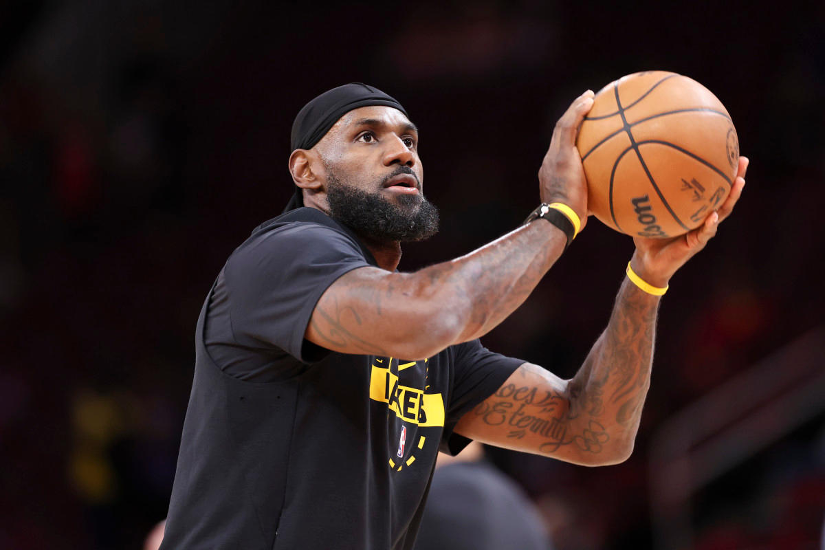 Los Angeles Lakers forward LeBron James (23) warms upTroy Taormina-Imagn Images