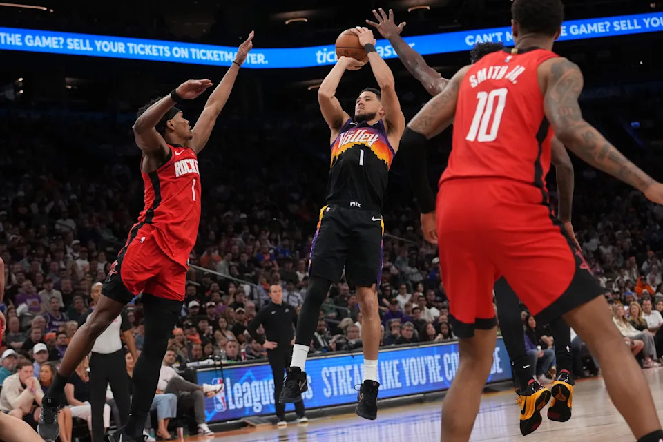 Phoenix Suns guard Devin Booker (1) Houston Rockets guard Amen Thompson (1) at the Mortgage Matchup Center on in Phoenix, on April 7, 2026.