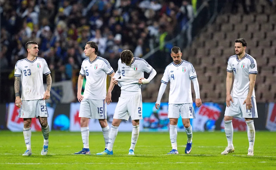 Soccer Football - FIFA World Cup - UEFA Qualifiers - Finals - Bosnia and Herzegovina v Italy - Bilino Polje Stadium, Zenica, Bosnia and Herzegovina - March 31, 2026 Italy's Gianluca Mancini, Pio Esposito, Marco Palestra, Leonardo Spinazzola and Federico Gatti look dejected after the match after failing to qualify for the FIFA World Cup REUTERS/Matteo Ciambelli