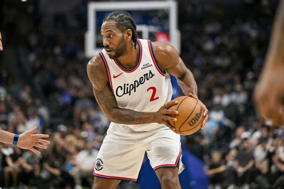 LA Clippers forward Kawhi Leonard (2) controls the ball during the second quarter against the Dallas Mavericks at the American Airlines Center.