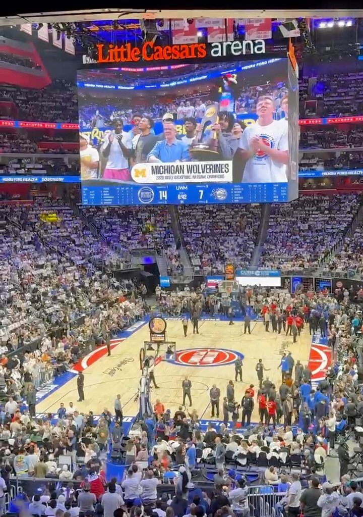 Respect for the national champions 〽️ The 2025-26 Michigan Wolverines men's basketball team gets an ovation from the Little Caesars Arena crowd during the Detroit Pistons' Game 2 showdown against the Orlando Magic on April 22, 2026. 📹 Video by Marlowe Alter, DFP. #michigan #wolverines #basketball #pistons