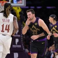 Doncic returns with 42 as Lakers down Cavs | National