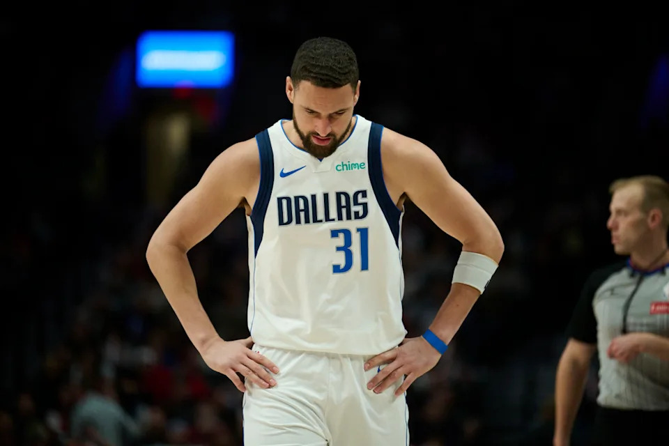 Dallas Mavericks guard Klay Thompson (31) walks up the court during the second half against the Portland Trail Blazers at Moda Center.<br> © Troy Wayrynen-Imagn Images