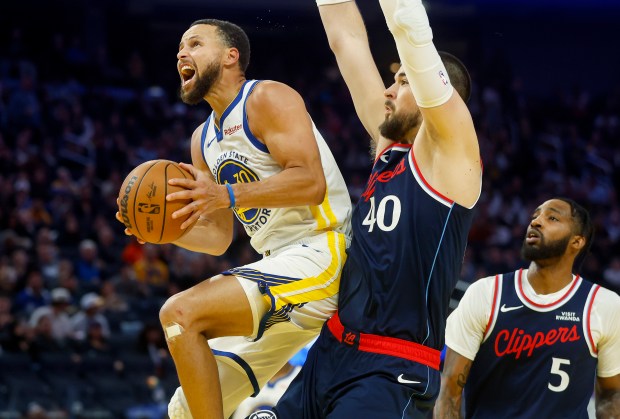 Golden State Warriors' Stephen Curry (30) takes a shot against Los Angeles Clippers' Ivica Zubac (40) in the third quarter at the Chase Center in San Francisco, Calif., on Tuesday, Oct. 28, 2025. (Nhat V. Meyer/Bay Area News Group)