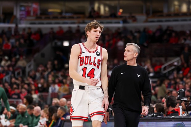 Chicago Bulls coach Billy Donovan speaks to Bulls forward Matas Buzelis during the first quarter against the Milwaukee Bucks at the United Center on Sunday, March 1, 2026. (Eileen T. Meslar/Chicago Tribune)