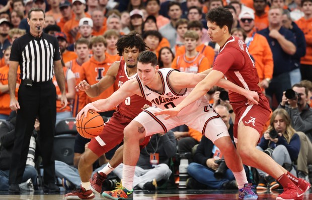 Illinois forward David Mirković gets trapped in the first half against Alabama on Nov. 19, 2025, at the United Center. (John J. Kim/Chicago Tribune)