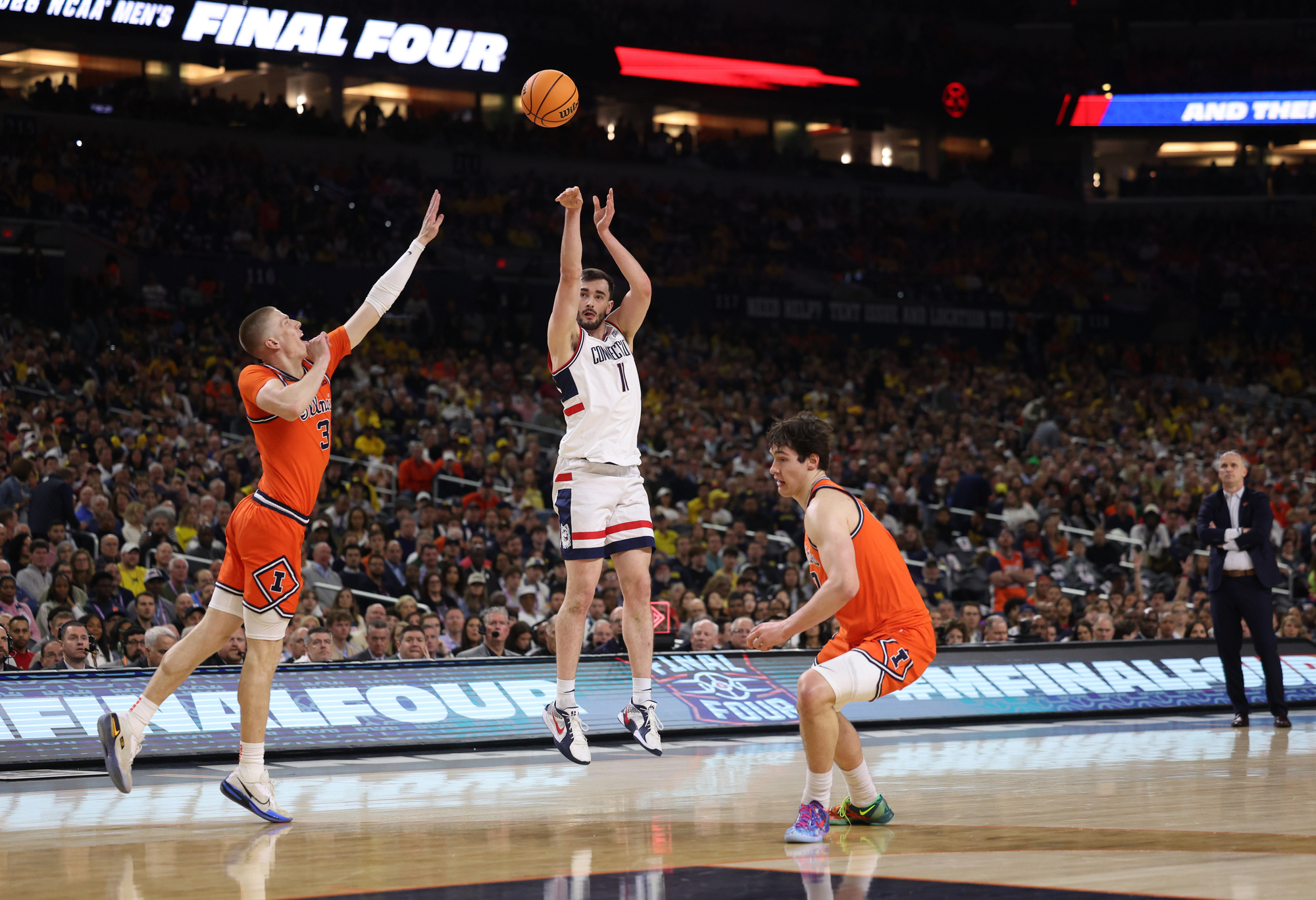 UConn forward Alex Karaban (11) shoots between Illinois forwards Ben...