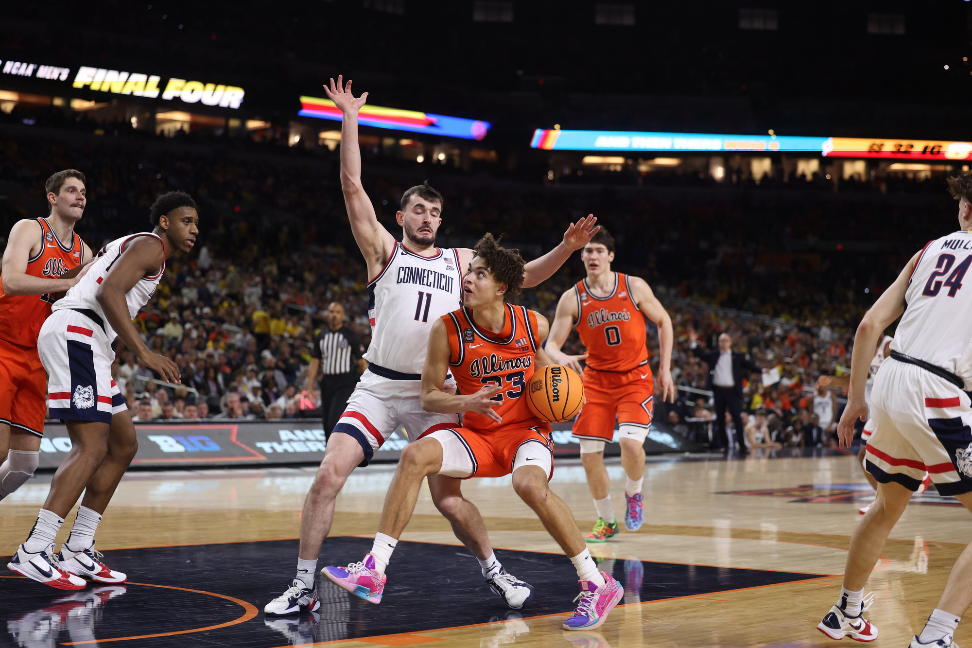 Illinois guard Keaton Wagler (23) drives against UConn forward Alex...
