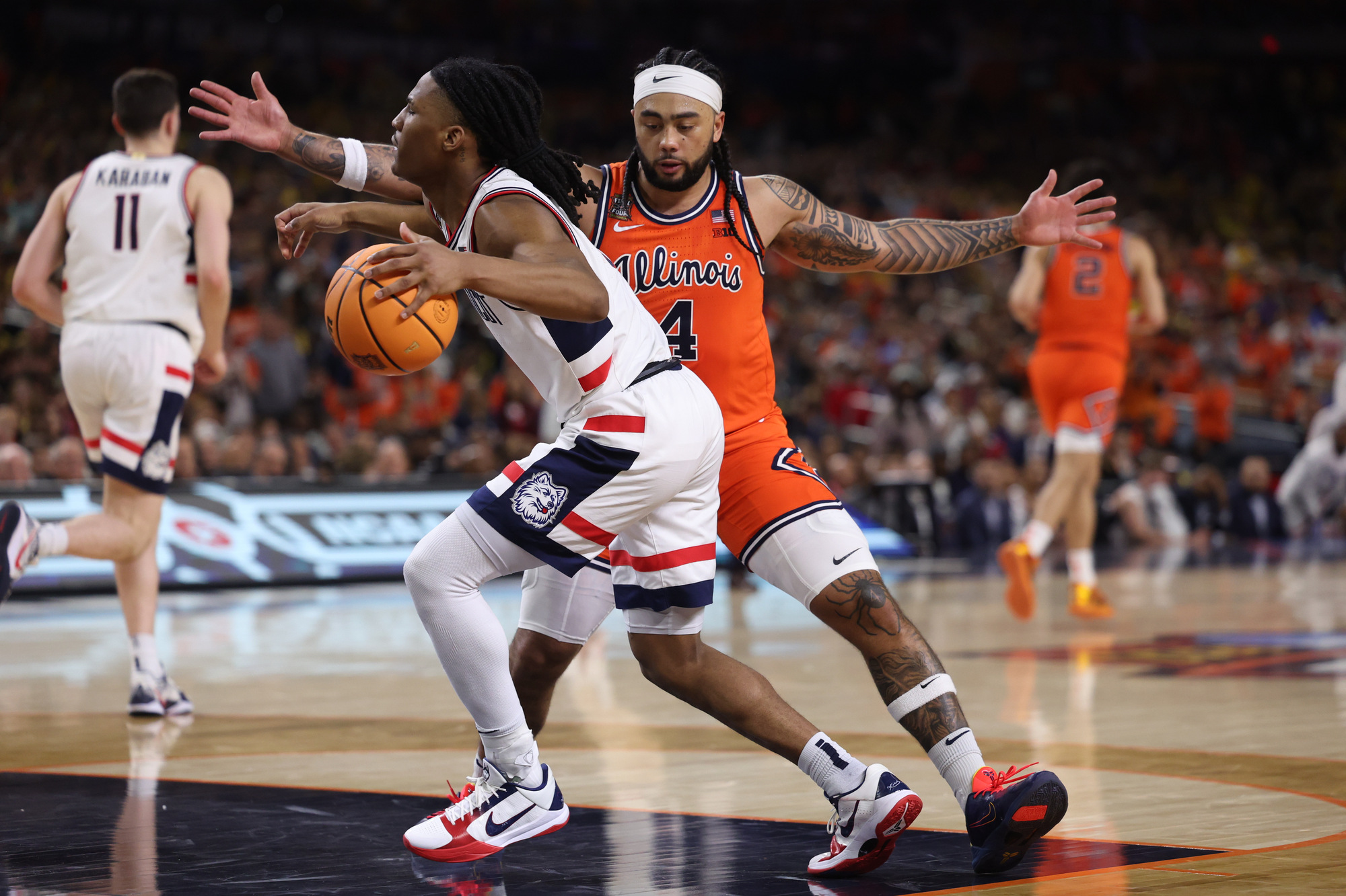 Illinois guard Kylan Boswell (4) fouls UConn guard Silas Demary...