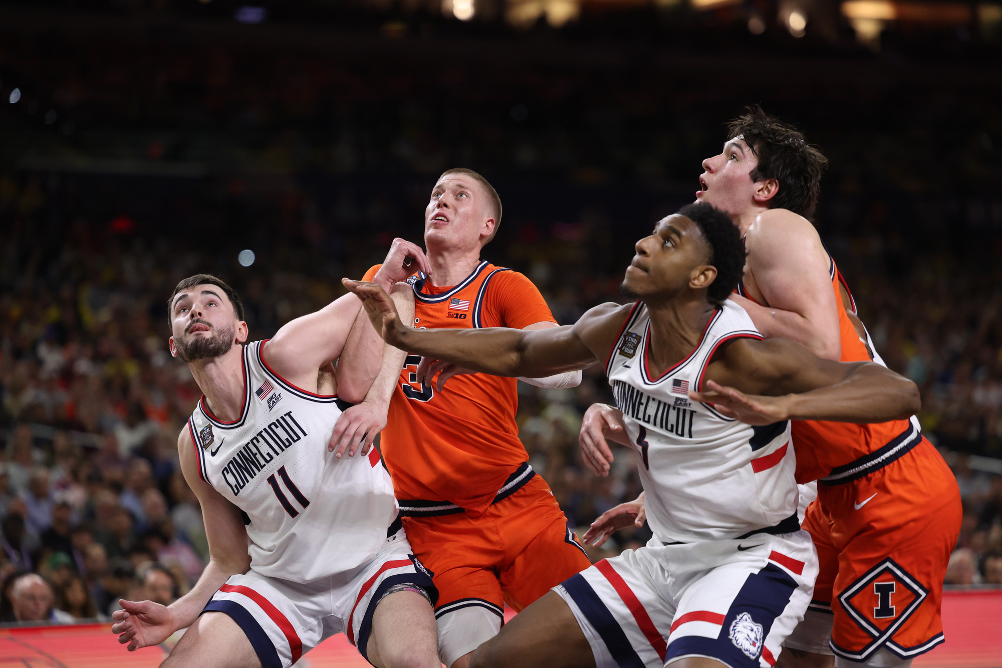Illinois forward Ben Humrichous (3) and UConn forward Alex Karaban...