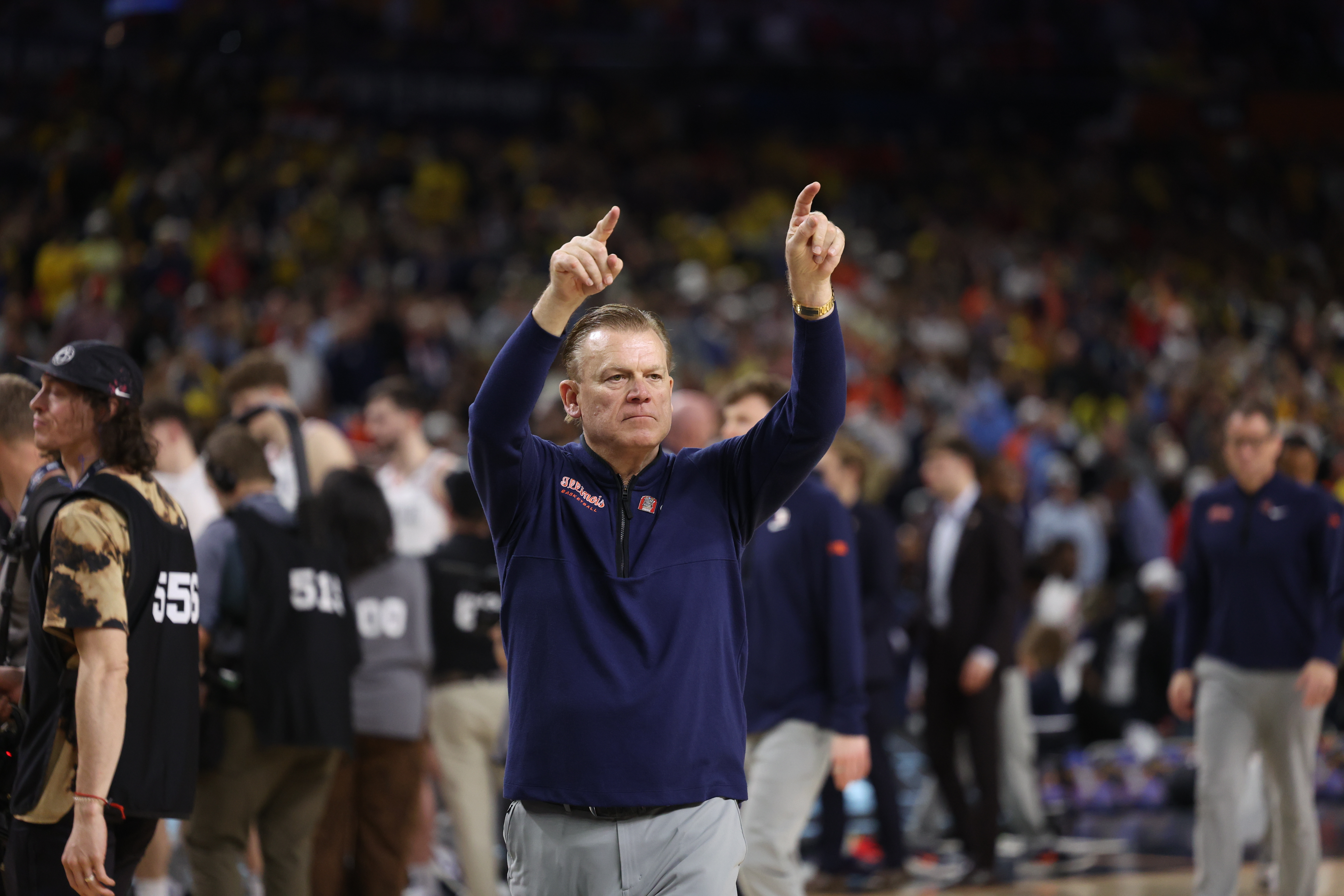 Illinois coach Brad Underwood acknowledges the fans after the Illini's...