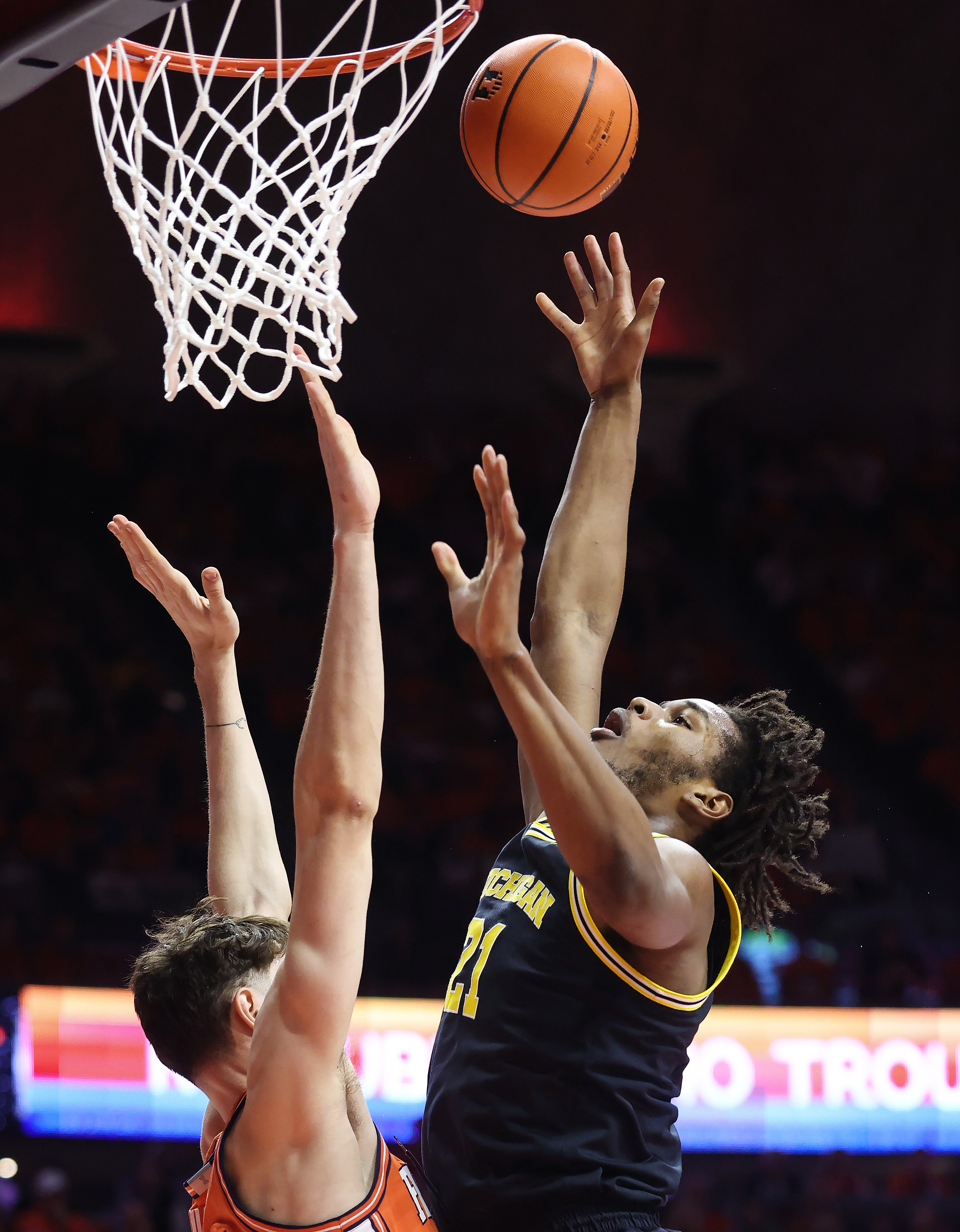 Michigan forward Morez Johnson Jr. (21) aims for the basket...