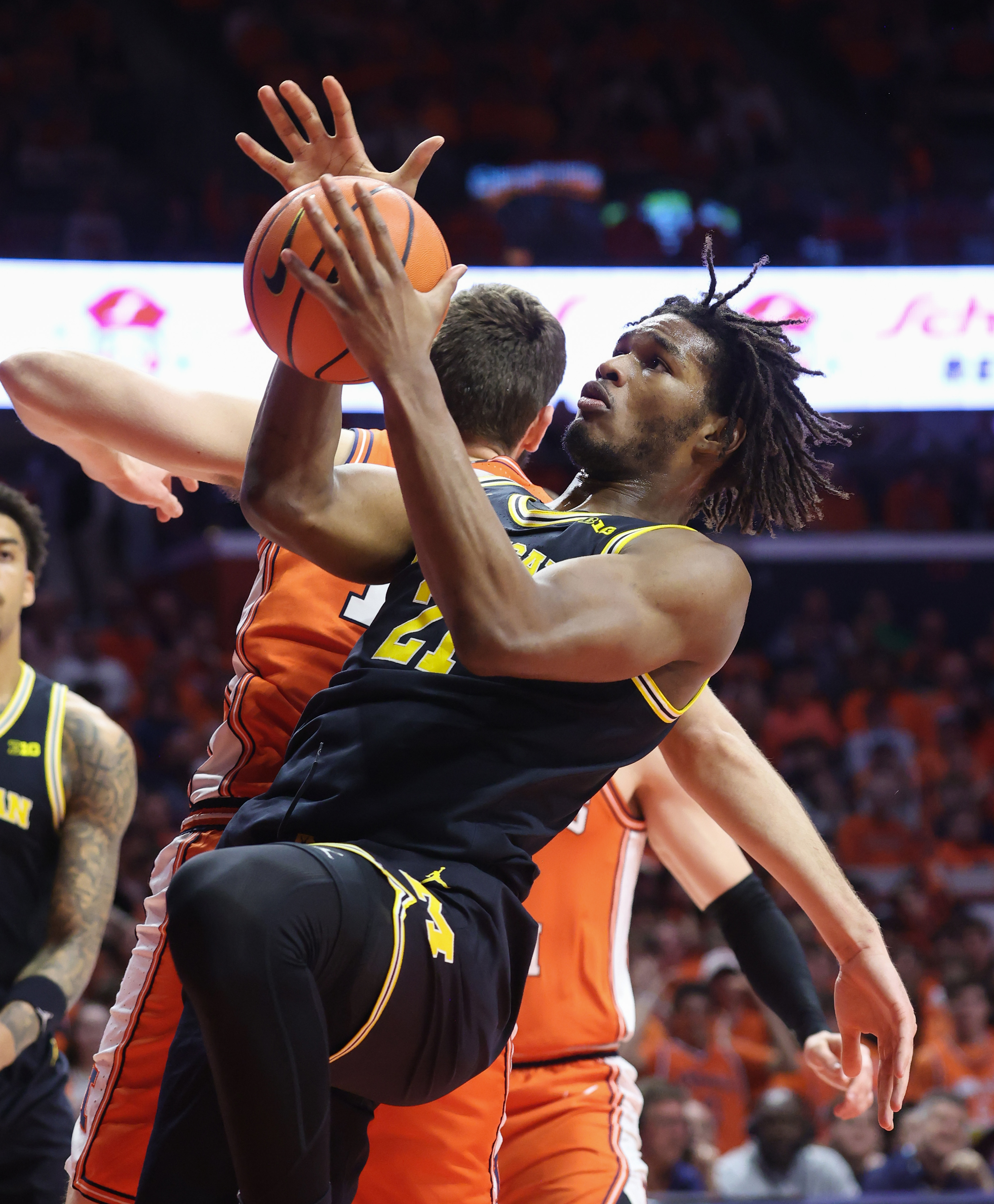 Michigan forward Morez Johnson Jr. (21) comes down with a...