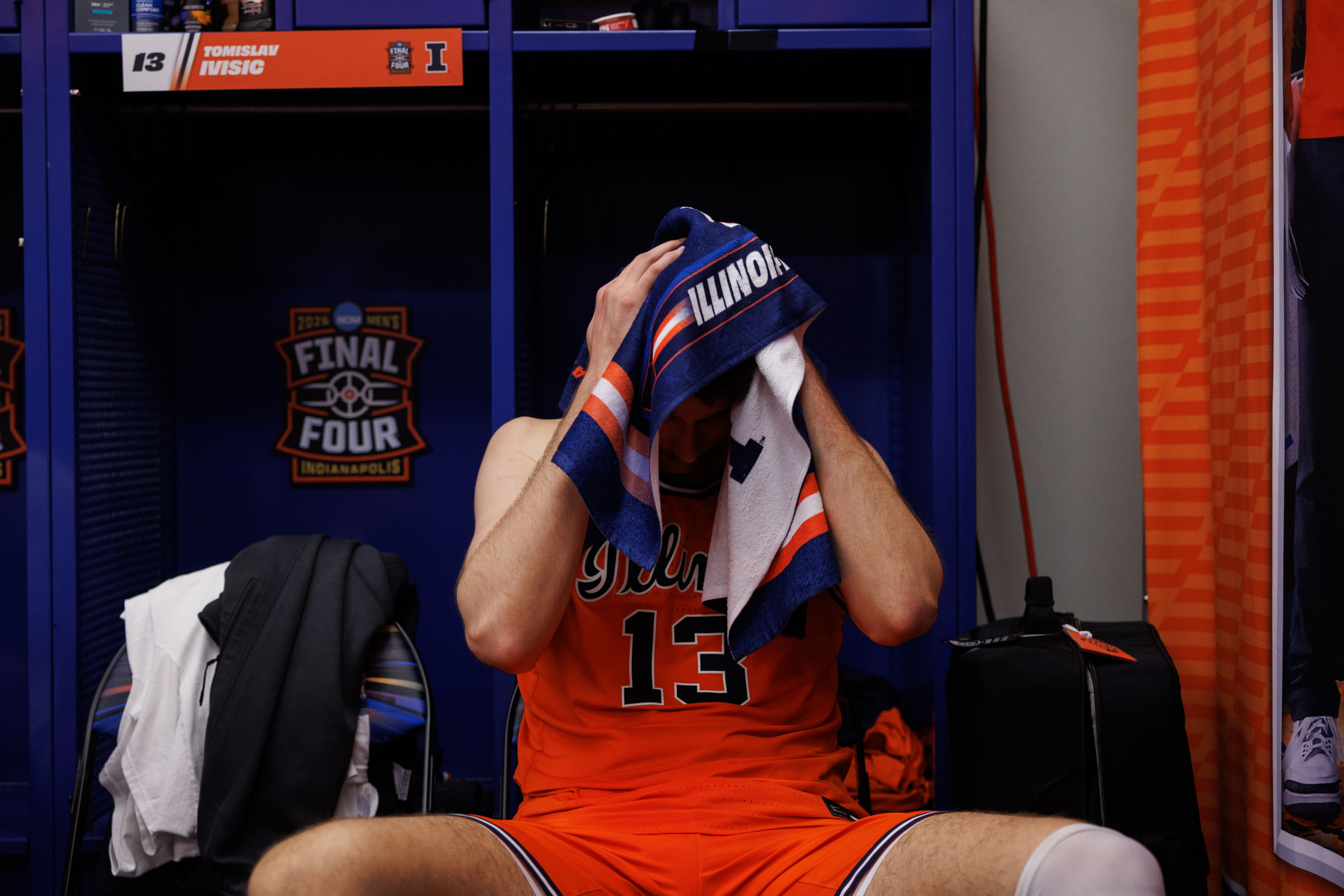 Tomislav IviÅ¡iÄ puts a towel over his head in the...