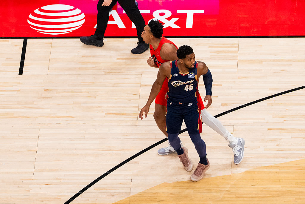 TORONTO, ON - NOVEMBER 24: Scottie Barnes #4 of the Toronto Raptors reacts after a basket as Donovan Mitchell #45 of the Cleveland Cavaliers looks on during first half action at Scotiabank Arena on November 24, 2025 in Toronto, Ontario, Canada. NOTE TO USER: User expressly acknowledges and agrees that, by downloading and/or using this Photograph, user is consenting to the terms and conditions of the Getty Images License Agreement. (Photo by Andrew Lahodynskyj/Getty Images)