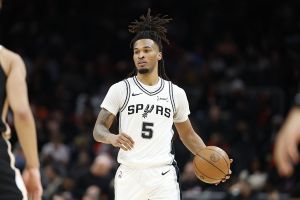 ATLANTA, GA - DECEMBER 19: Stephon Castle #5 of the San Antonio Spurs dribbles the ball during the game against the Atlanta Hawks on December 19, 2025 at State Farm Arena in Atlanta, Georgia. NOTE TO USER: User expressly acknowledges and agrees that, by downloading and/or using this Photograph, user is consenting to the terms and conditions of the Getty Images License Agreement. Mandatory Copyright Notice: Copyright 2025 NBAE (Photo by Adam Hagy/NBAE via Getty Images)