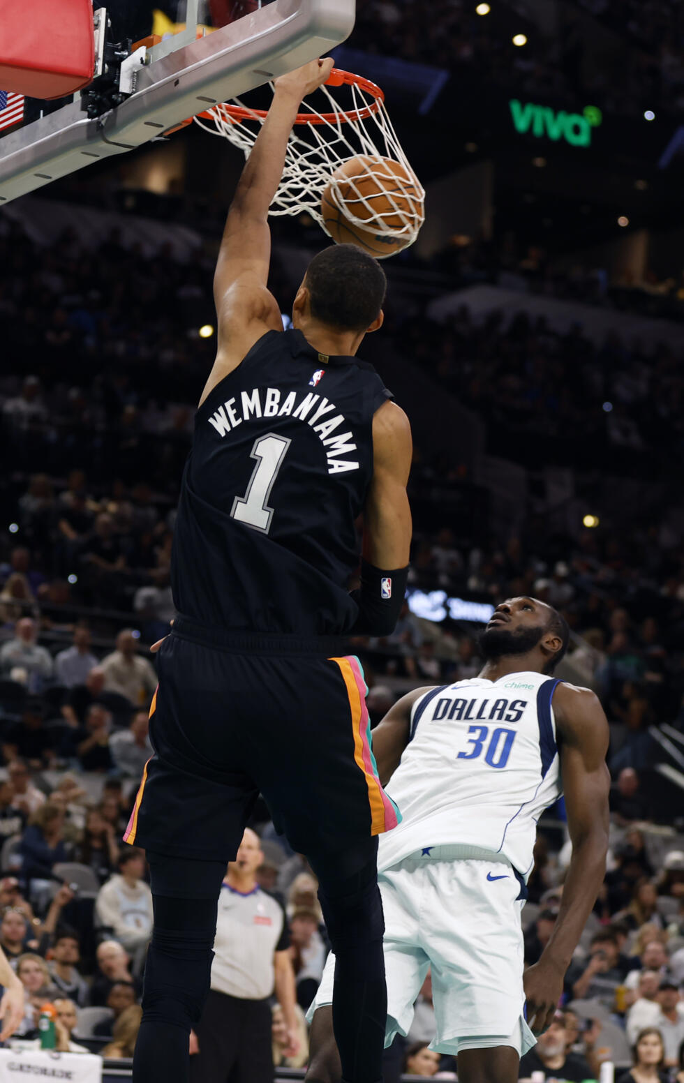 San Antonio Spurs star Victor Wembanyama dunks over Moussa Cisse of the Dallas Mavericks