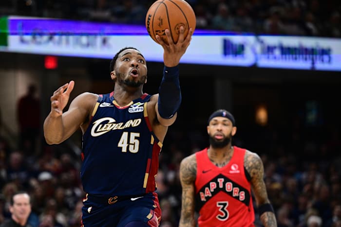 Cavaliers' Mitchell extends NBA-record streak of 30-point games to 9 in series openers