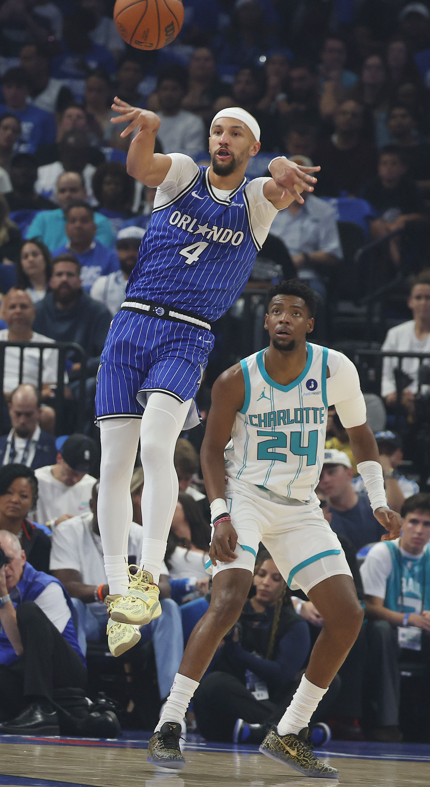 Orlando guard Jalen Suggs (4) passes during the Charlotte Hornets...