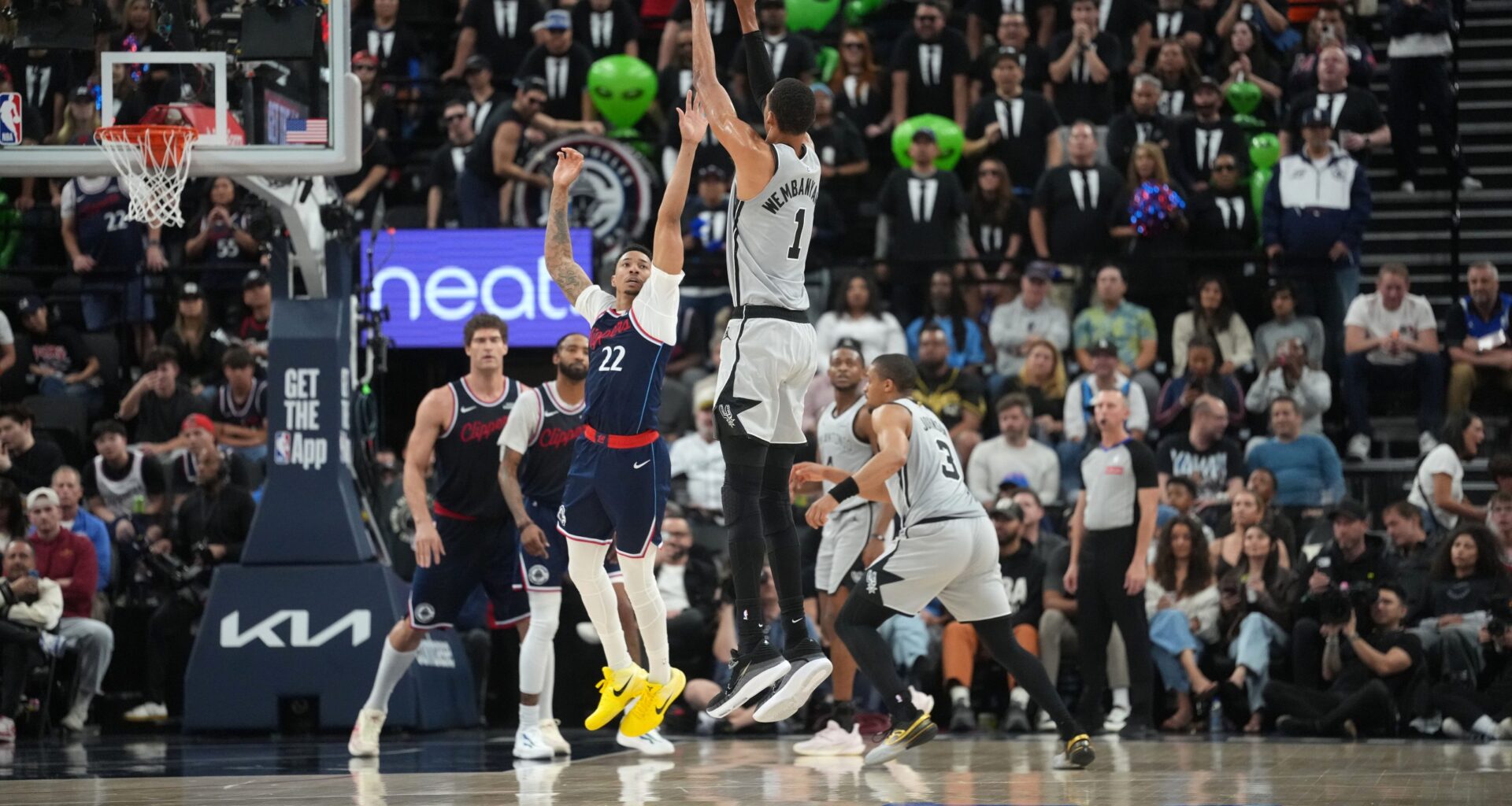 Spurs vs Clippers Picks, Predictions & Betting Splits for Thursday Night