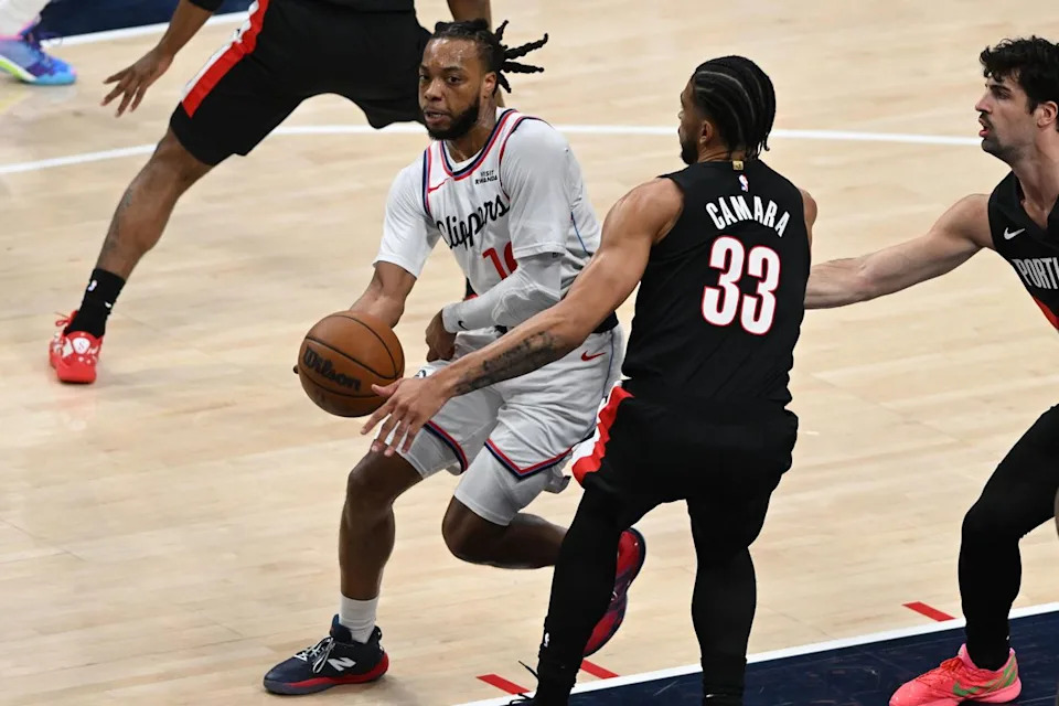 Los Angeles Clippers guard Darius Garland (10) drives to the basket during a game between the Los Angeles Clippers and the Portland Trailblazers on Tuesday, March 31, 2026 at Intuit Dome in Inglewood Calif