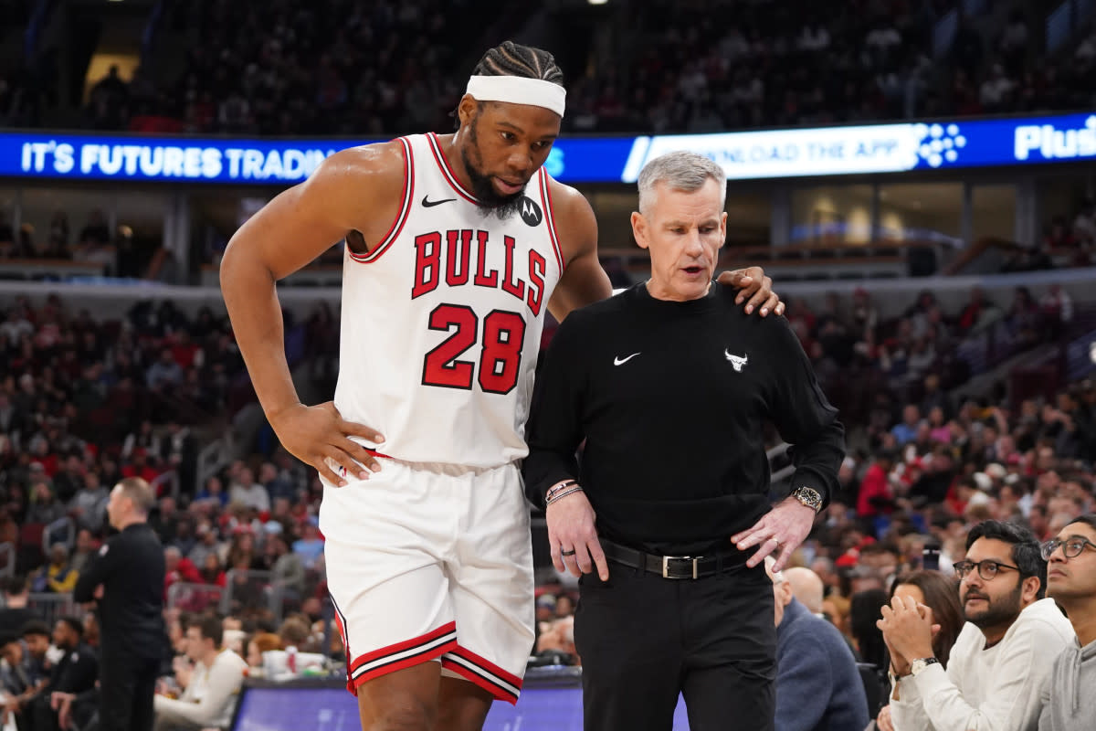 Chicago Bulls head coach Billy Donovan talks with forward Guerschon Yabusele (28)David Banks-Imagn Images