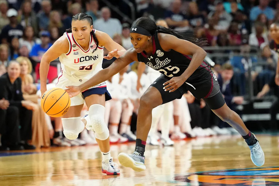 Raven Johnson's defense on Azzi Fudd and Sarah Strong set the tone for South Carolina's win.