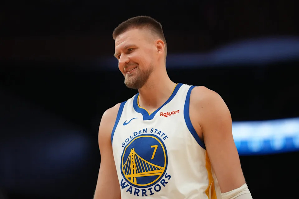 Golden State Warriors forward Kristaps Porzingis (7)