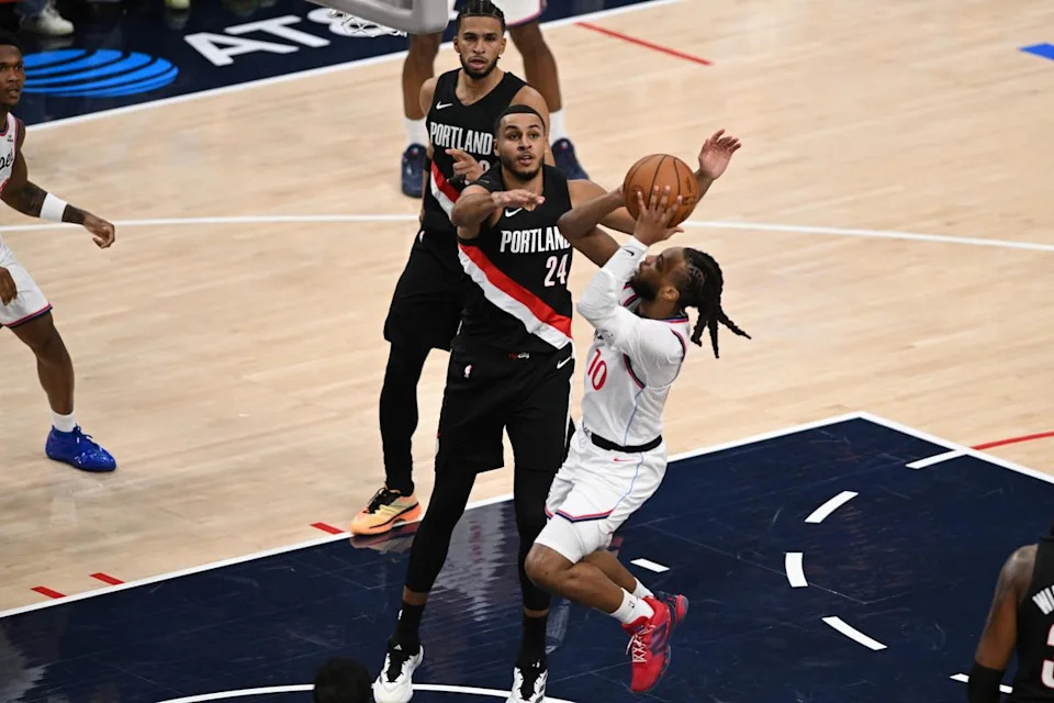 Los Angeles Clippers guard Darius Garland (10) makes a fadeaway shot during a game between the Los Angeles Clippers and the Portland Trailblazers on Tuesday, March 31, 2026 at Intuit Dome in Inglewood Calif
