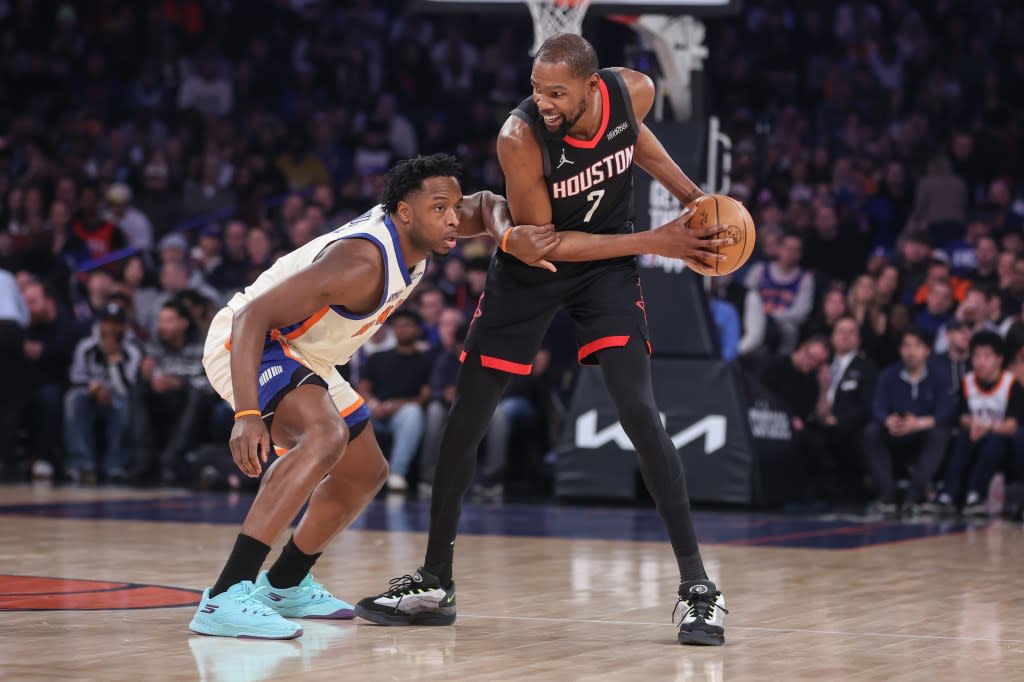 Houston Rockets forward Kevin Durant (7) looks to drive past New York Knicks forward OG Anunoby (8). Wendell Cruz-Imagn Images