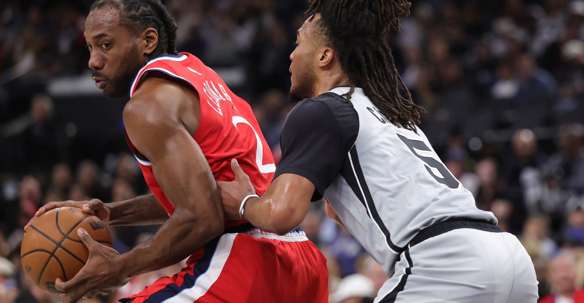 Spurs push win streak to 11 after up and down game against the Clippers