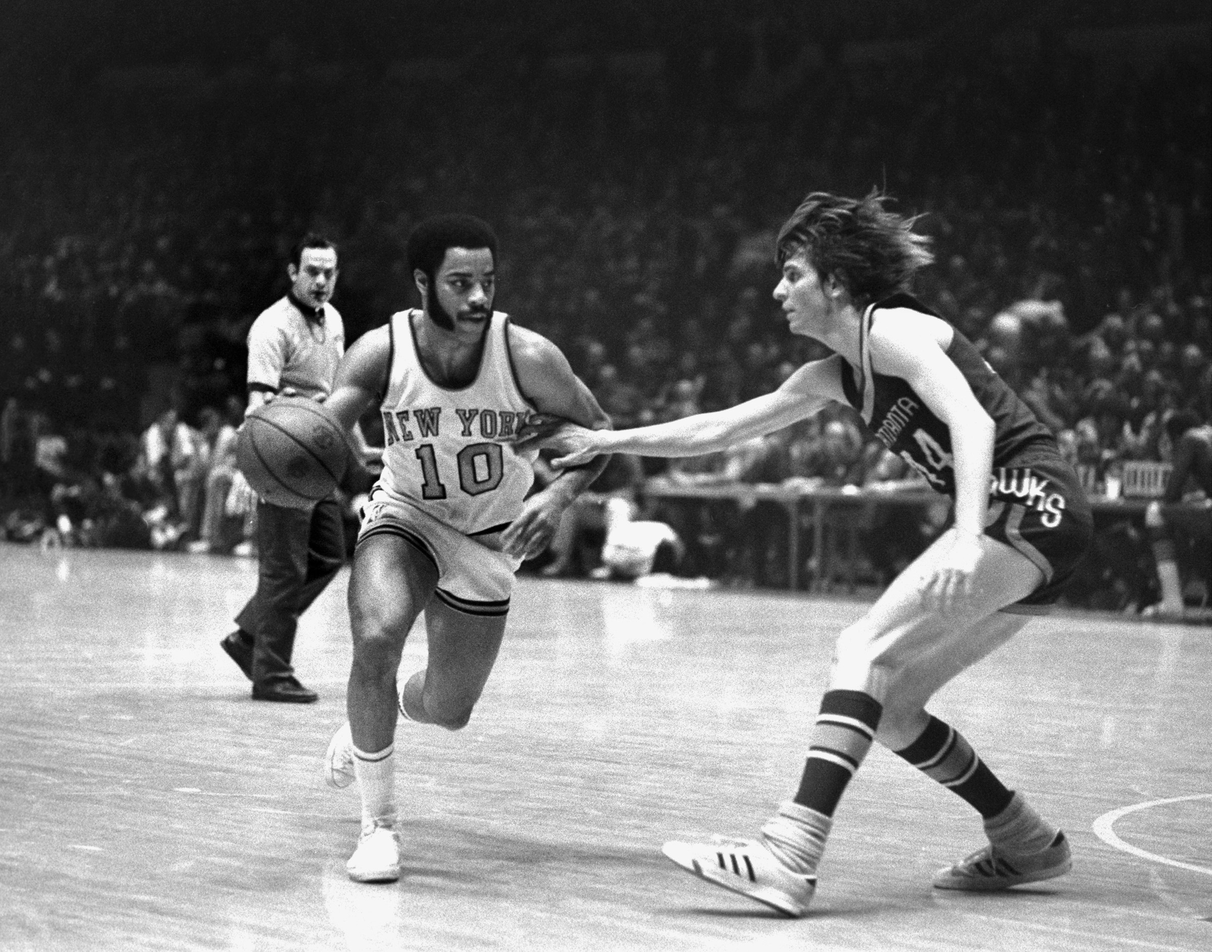 UNITED STATES - MARCH 26: Atlanta Hawks’ Pistol Pete Maravich is trying to faze New York Knicks Walt Frazier this time at Madison Square Garden. Walt got around the young Hawk to make a two-pointer, but shot was nullified because of violation of three point rule. (Photo by Frank Hurley/NY Daily News Archive via Getty Images)