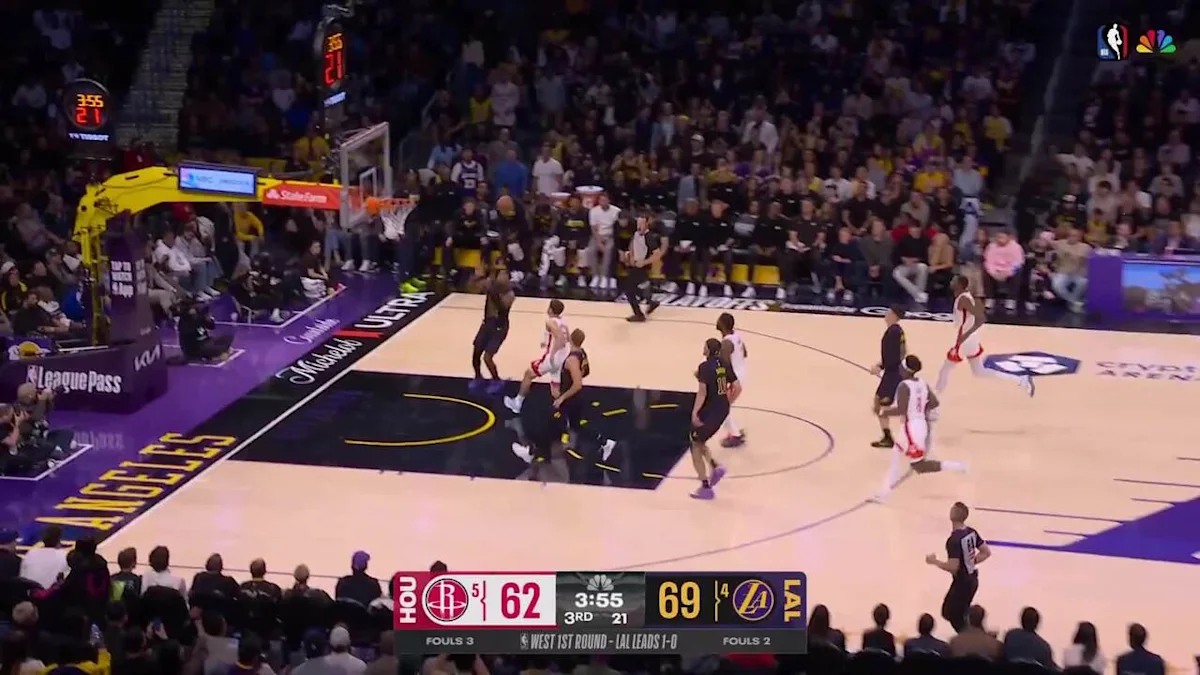 Rui Hachimura throws it down!