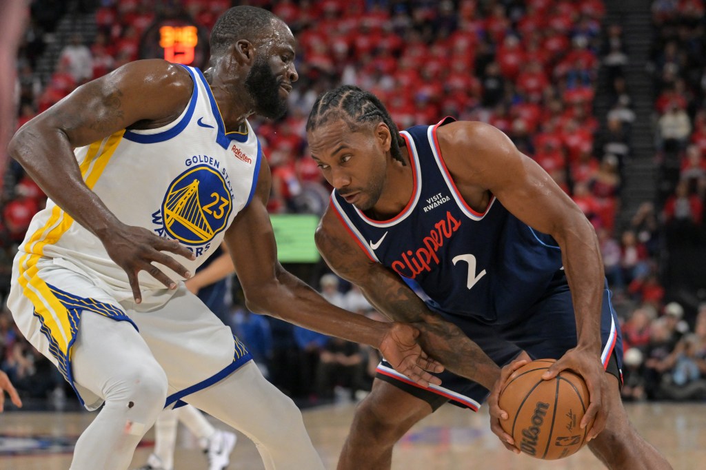 Golden State Warriors player Draymond Green defends Los Angeles Clippers player Kawhi Leonard as he dribbles the ball.