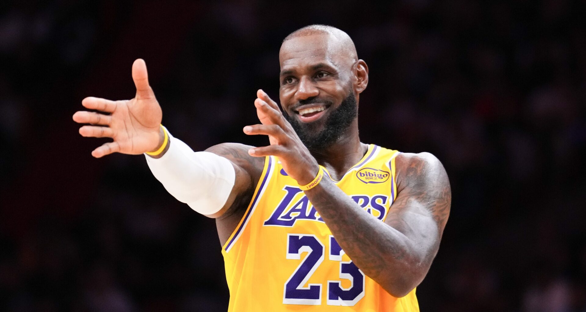 Nikola Jokić set to become 1st player in NBA history to lead league in assists and rebounds per game