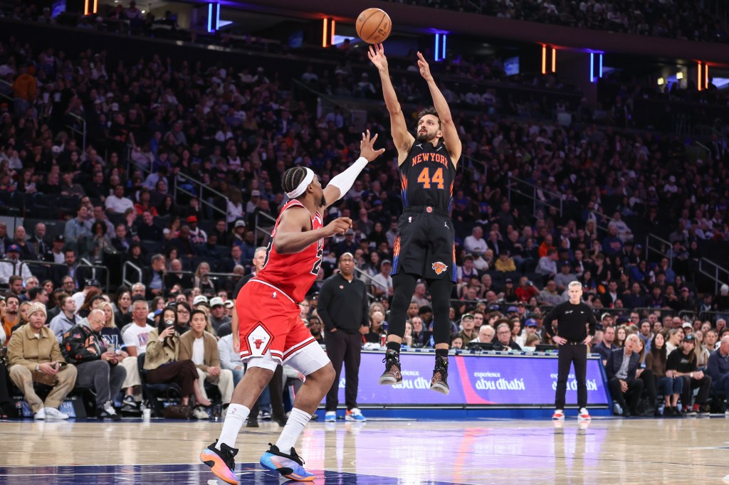 New York Knicks guard Landry Shamet (44) takes a three-point shot past Chicago Bulls forward Guerschon Yabusele (28).
