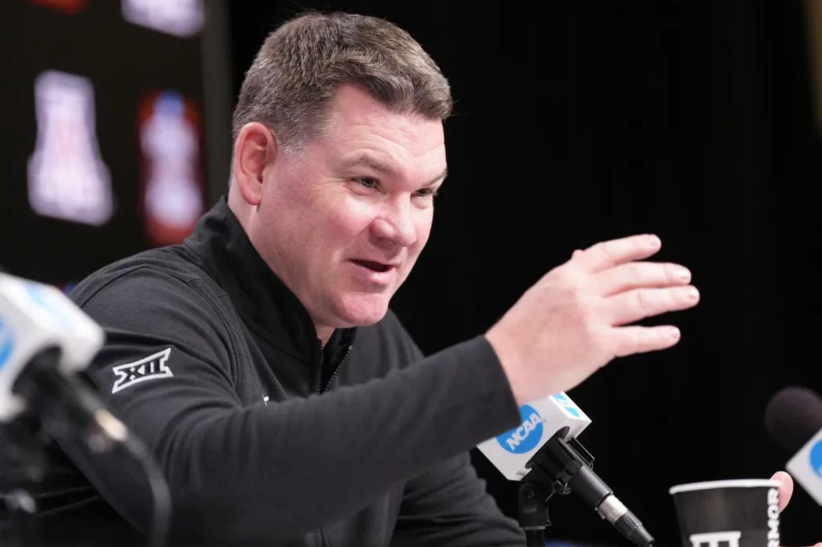 Arizona's Tommy Lloyd not talking about open UNC job