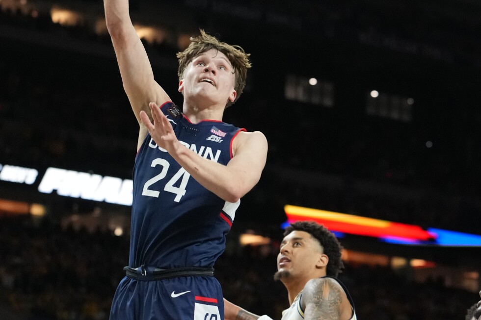 Mullins decides to return to UConn instead of making jump to NBA