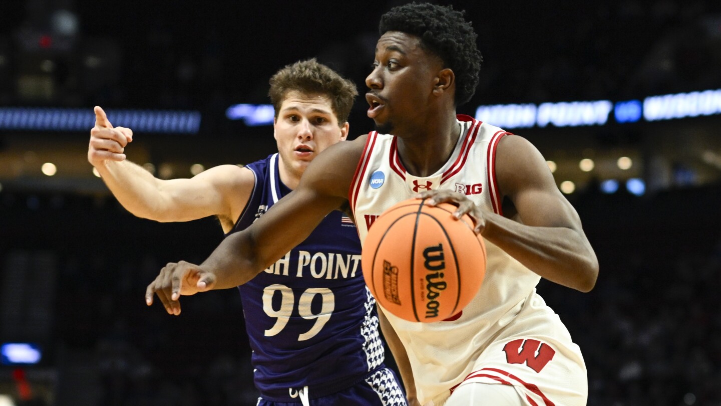Former Wisconsin guard John Blackwell announces that he's transferring to Duke