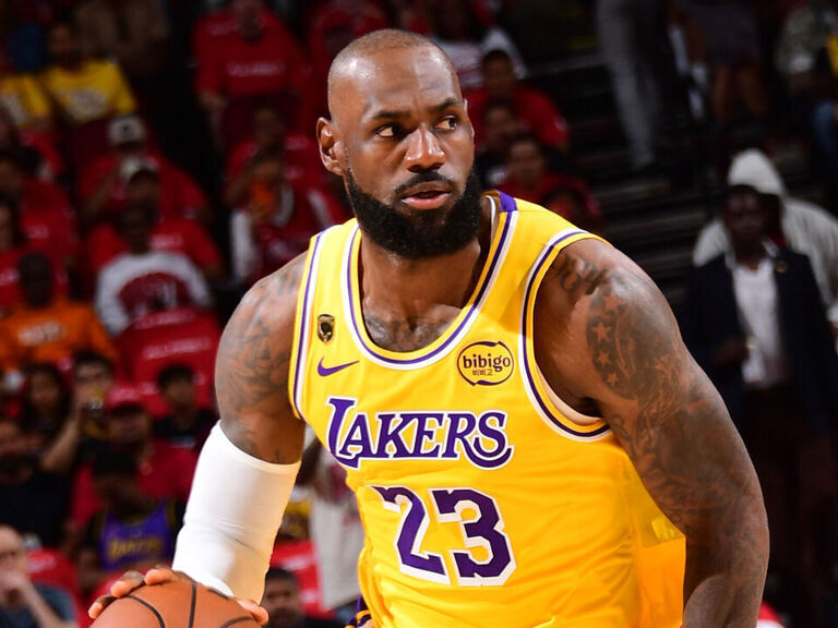 Lakers take 3-0 series lead after Rockets' late collapse