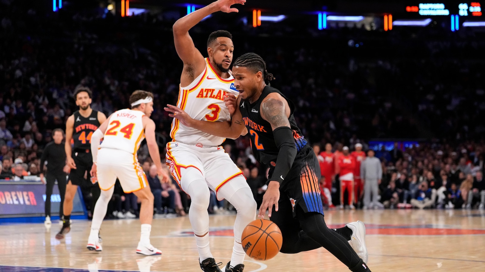 CJ McCollum leads a late rally as the Hawks stun the Knicks 107-106 to tie their series at 1-1