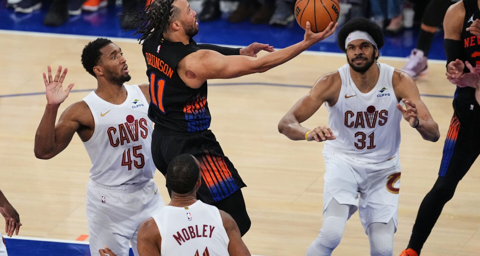 Hart scores 26 and the Knicks move 2 wins from the NBA Finals with a 109-93 victory over the Cavs