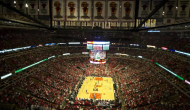 Bulls championship banner that hung in old Chicago Stadium up for auction