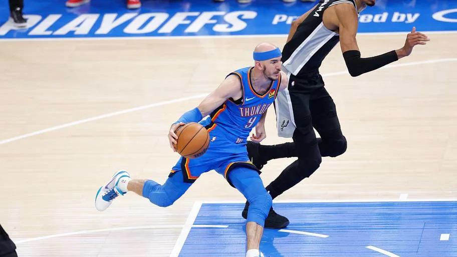Oklahoma City Thunder guard Alex Caruso (9) drives the ball in the first quarter