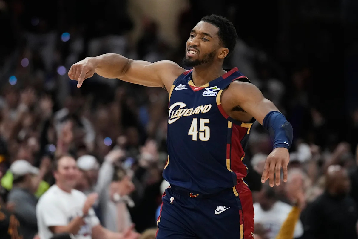From 4 points to tying a playoff record with a 39-point half, Donovan Mitchell flips Game 4 for Cavs