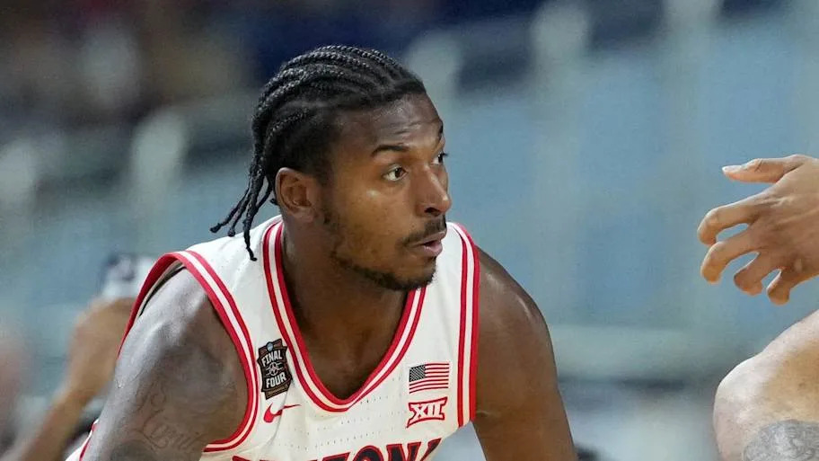 guards Arizona Wildcats guard Jaden Bradley (0) 